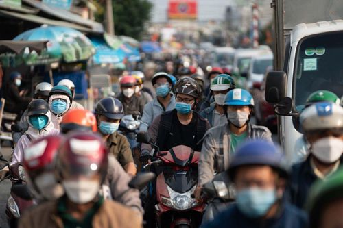 Người dân ùn ùn trở về TP Hồ Chí Minh sau kỳ nghỉ lễ, giao thông ùn ứ