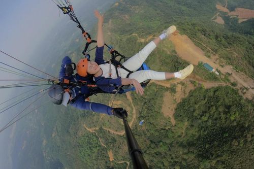Bay dù lượn tại Hà Nội - Môn thể thao mạo hiểm được bạn trẻ săn lùng dịp lễ