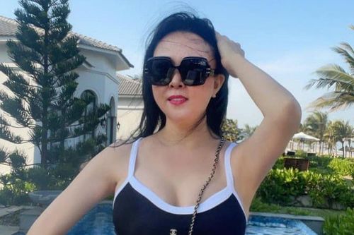 Phượng Chanel khoe vóc dáng quyến rũ với bikini một mảnh, khiến netizen cứ ngỡ là 'bộ ảnh 20 năm trước'