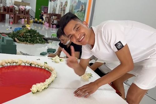 Loạt sao Việt dù sở hữu tài sản khủng nhưng vẫn chọn cầu hôn bạn gái theo cách giản dị nhất