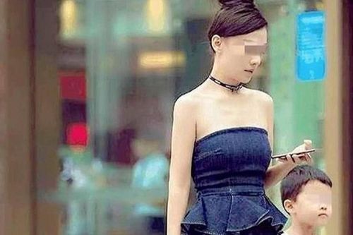 Mẹ mặc váy 'ngắn cũn' đón con trai tan học, 'ngượng tái mặt' khi nghe bạn của con nói một câu