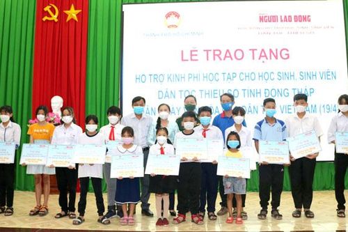Trao hỗ trợ kinh phí học tập cho học sinh, sinh viên dân tộc thiểu số tại tỉnh Đồng Tháp
