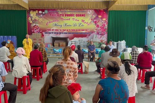 Thiền tự Phước Quang tặng quà các hộ nghèo, người khuyết tật, người già neo đơn