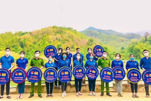 'Hô biến' lốp xe hỏng thành biển báo giao thông thú vị