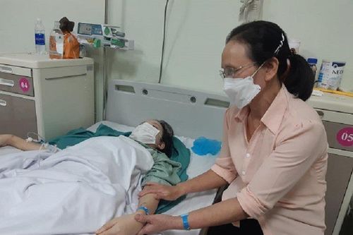 Cô gái xương hóa đá bình phục, chuẩn bị cho ca mổ thứ hai