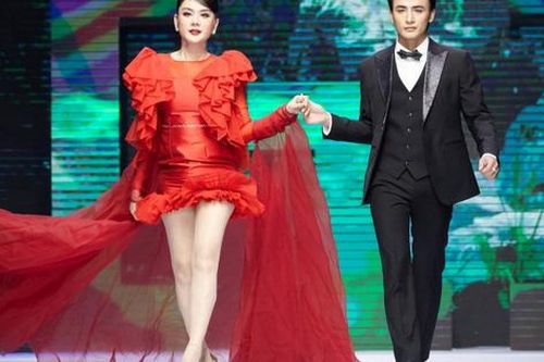 Lâm Khánh Chi không ngần ngại xuất hiện cùng bạn trai tin đồn tại Vietnam Junior Fashion Week