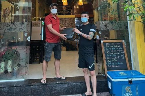 Chủ quán ăn ở Nghệ An trả lại chiếc túi chứa gần 1 tỷ đồng cho khách