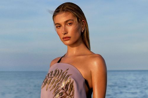 Thói quen trang điểm của Hailey Bieber