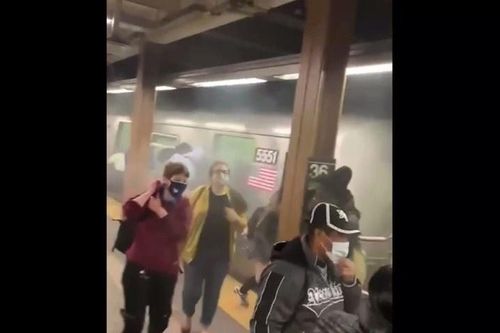 Ga tàu điện ngầm New York hỗn loạn sau vụ nổ súng chấn động
