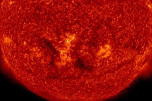 Vết đen mặt trời phát nổ đang phóng dòng plasma về phía Trái đất