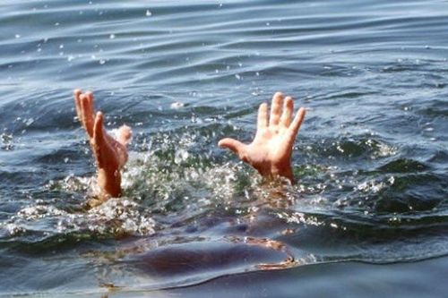 Hai học sinh đuối nước khi đi tắm biển