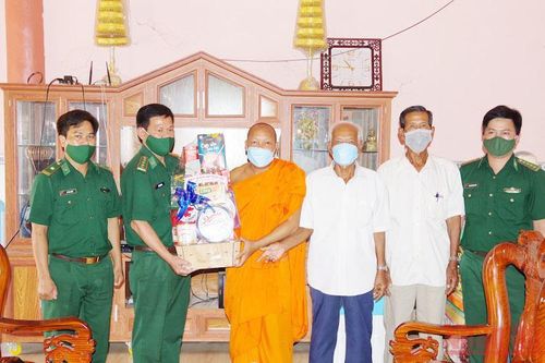 Bộ đội Biên phòng tặng quà hộ nghèo Khmer dịp Tết cổ truyền