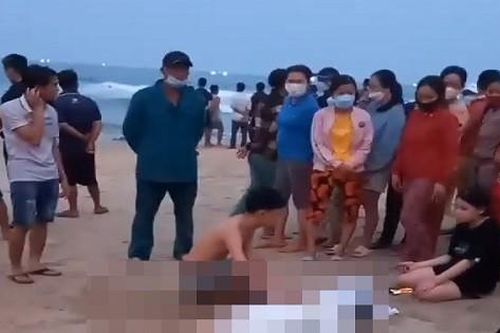 Huy động tàu cá ngư dân tìm kiếm nam học sinh bị sóng cuốn mất tích