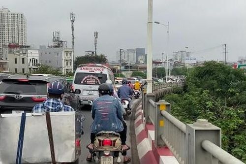 'Cửa ngõ' vào Hà Nội ùn dài ngày đầu đi làm trở lại