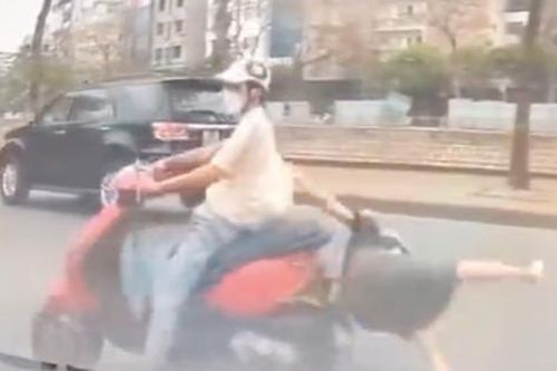 Nam thanh niên đánh rơi bạn gái giữa đường