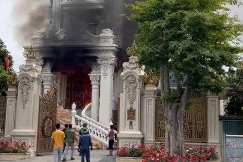 Biệt thự triệu đô ở Quảng Ninh bốc cháy dữ dội
