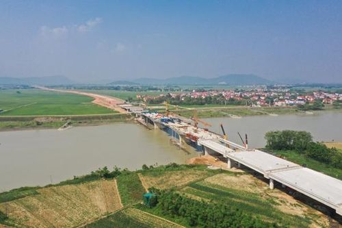 Hợp long cây cầu dài nhất dự án cao tốc đoạn Mai Sơn - QL45