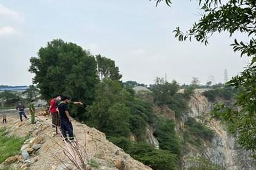Công an khảo sát, tìm cách đưa thi thể nằm dưới vực sâu lên bờ