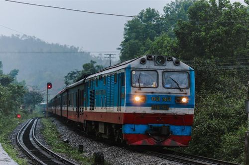 Tàu khách Lào Cai chạy lại sau nhiều tháng tạm dừng vì COVID-19