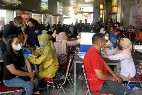 Dịch COVID-19: Indonesia ban hành quy định mới sau khi vượt chỉ tiêu tiêm chủng
