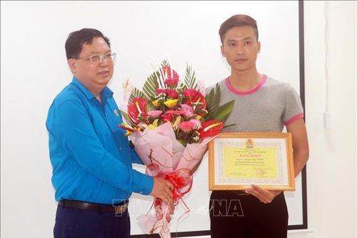 Tặng bằng khen cho anh Nguyễn Đức Chính dũng cảm cứu người giữa dòng nước xiết