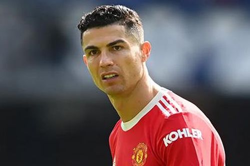 Fan nhí bị đập điện thoại từ chối lời mời của Ronaldo