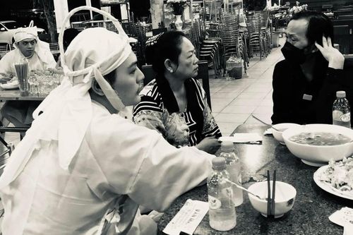NSƯT Hoài Linh xuất hiện với vẻ ngoài tiều tụy, tóc dài, phá lệ làm điều đặc biệt với anh chị nuôi