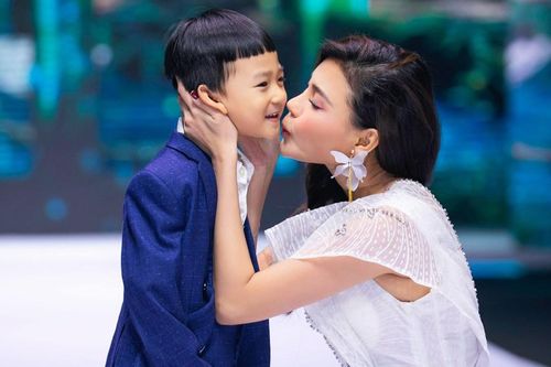 Nhóc tỳ thừa hưởng gen nghệ thuật từ nhỏ: Quý tử nhà Thúy Diễm catwalk, Leon - Lisa đóng quảng cáo