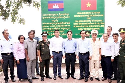 Lãnh đạo TX. Tân Châu thăm, chúc Tết cổ truyền Chôl Chnăm Thmây chính quyền và các lực lượng vũ trang huyện Leuk Deak