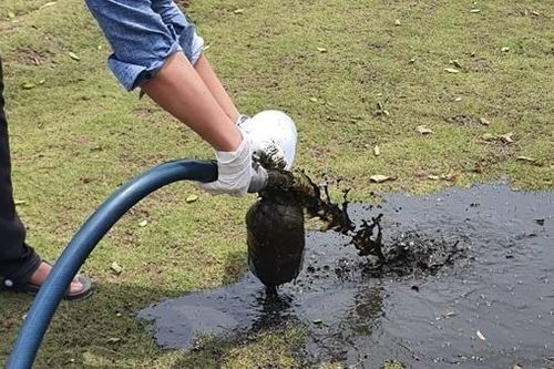 Lần thứ hai 'tưới nhầm' chất thải bẩn cho cây cỏ trong công viên (?)