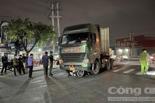 Thương tâm nam shipper 70 tuổi đi giao hàng bị xe container tông tử vong