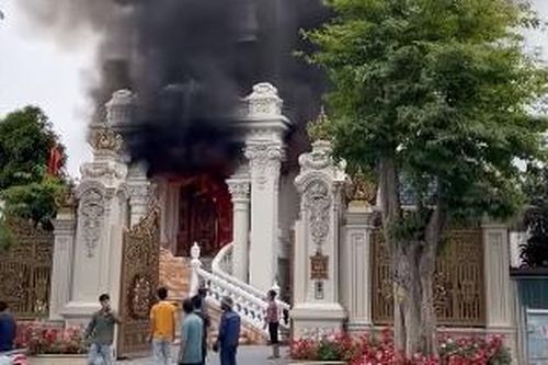 Biệt thự nguy nga của đại gia ngành than cháy dữ dội, 1 người tử vong