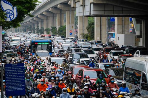 Ngày đầu đi làm sau kỳ nghỉ lễ, xe cộ ken đặc khắp các ngả đường Hà Nội