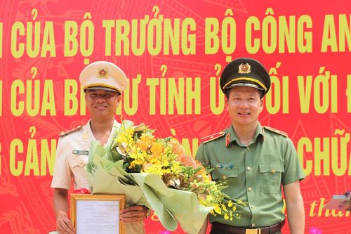 Trao quyết định thăng hàm vượt cấp cho Đại úy Thái Ngô Hiếu