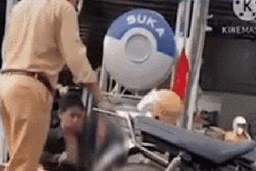 Bị CSGT tạm giữ xe máy, người đàn ông nhất quyết ăn vạ: 'Nhưng mà đưa tao về chứ bắt tao đi bộ về à...'