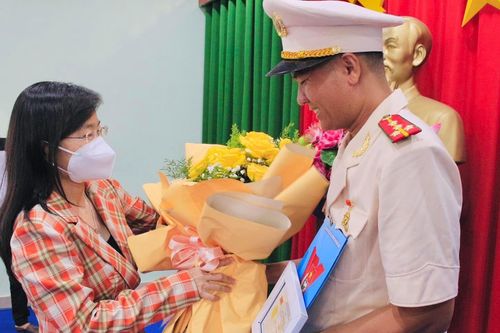 Tặng huy hiệu Tuổi trẻ dũng cảm cho chiến sĩ Công an cứu 4 người đuối nước