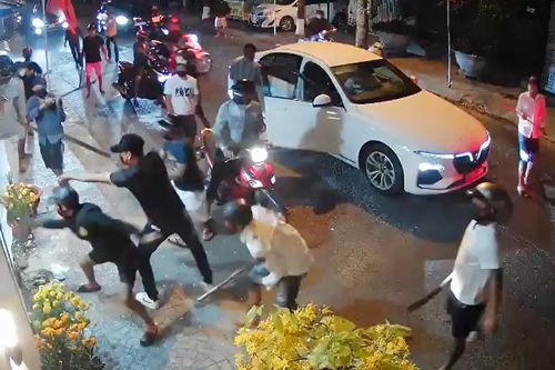 Tạm giam 8 người dùng súng và hung khí tấn công nhà đối phương