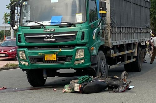 Bé gái bị xe tải kéo lê 5 m sau tai nạn ở TP Thủ Đức