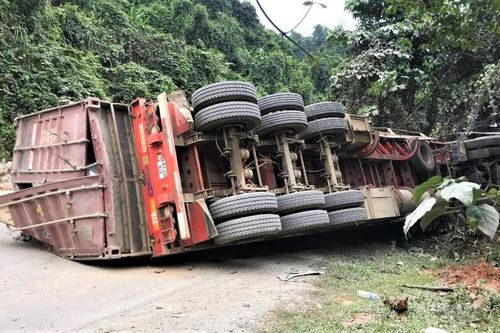 Xe đầu kéo lao vào vách núi, tài xế thiệt mạng