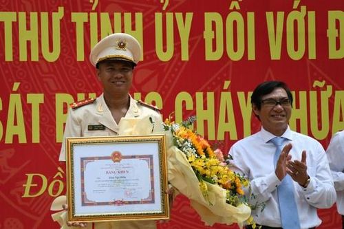Đại úy Thái Ngô Hiếu nhận Huân chương Dũng cảm