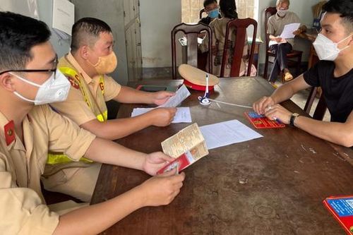 Tài xế xe bán tải rồ ga bỏ chạy khi gặp CSGT