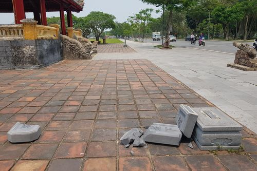 Huế: Bia đá ở di tích Phu Văn Lâu bị gãy đổ