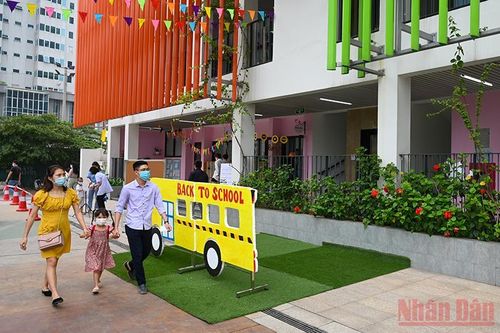 Niềm vui trẻ thơ trong ngày trở lại trường