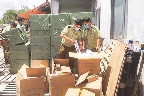 Khởi tố 11 đối tượng tiếp tay cho cựu cán bộ Công an buôn lậu