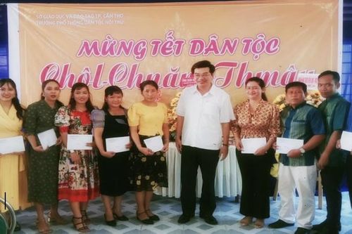 Cần Thơ: Lãnh đạo ngành GD&ĐT thăm hỏi cán bộ giáo viên dịp Tết Chôl Chnăm Thmây