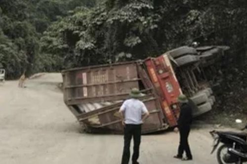 Hà Tĩnh: Xe chở sắn đâm vào vách núi, tài xế tử vong tại chỗ