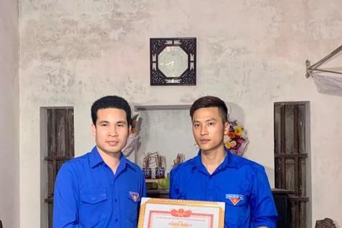 Bí thư Tỉnh đoàn Nam Định thăm, tặng bằng khen cho thanh niên cứu nữ sinh nhảy cầu tự tử
