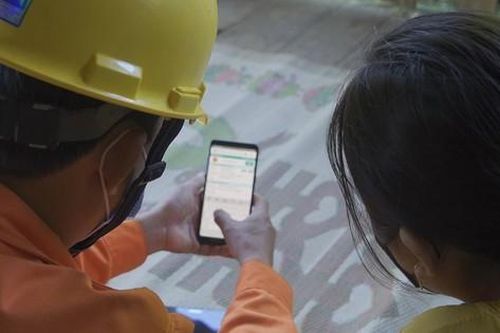 Quảng Ngãi: Hơn 66% khách hàng thanh toán tiền điện không dùng tiền mặt