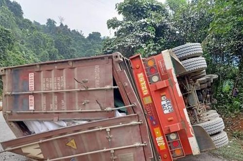 Ô tô lao vào vách núi, tài xế bị đè tử vong