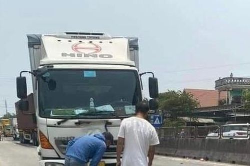 Xe tải đâm vào xe máy, 2 người trong một gia đình tử vong